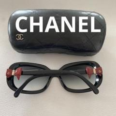 リボンCHANELサングラス　ココマーク　赤リボンモチーフ付きブラックフレーム リボンCHANELサングラス ココマーク 赤リボンモチーフ付き