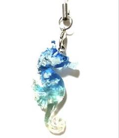 ハンドメイド　タツノオトシゴストラップ　雲レジン　蓄光タイプ