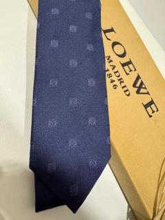 美品 ロエベ グレー ネクタイ アナグラム ロゴ ハイブランド 光沢 艶 美品】ロエベ 高級シルクネクタイ 総柄 全面アナグラム ネイビー