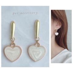 小ぶりハート　白　チタンピアス　ゴールド　シンプル　ピアス　ハンドメイド