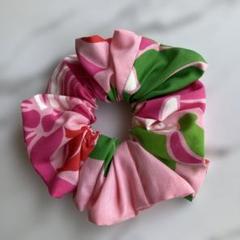 ハワイアンシュシュ・ハンドメイド・ピンクにダークピンク、レッド、グリーンの花柄