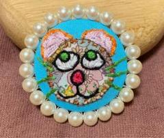 刺繍猫デザインのブローチ
