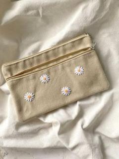 ハンドメイド　マーガレット刺繍のポーチ