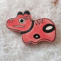 陶の赤ベコブローチのサムネイル