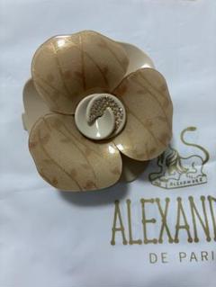 アレクサンドルドゥパリ　カメリアブローチ ピンク フランス製 ALEXANDRE DE PARIS（ブローチ/コサージュ）のフリマアイテム一覧