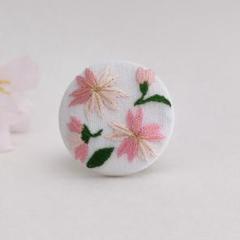[専用　こり様]くるみボタン 刺繍 ブローチ 桜 フェルト ハンドメイド ea45cf5bdfc413760a7be9012161b5