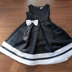 黒のリボン付きワンピース