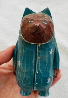 木製 猫の形のオブジェ 星柄の服