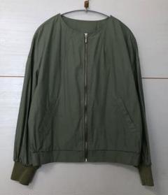 アイテムズ アーバンリサーチ ダンプ ノーカラー ブルゾン ジャケット カーキのサムネイル