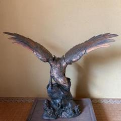 鷹の金属飾り