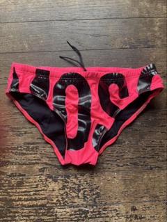 モスキーノメンズ海パン蛍光ピンク！ビキニの上から一度着用のみ、日焼け肌に！ MOSCHINO モスキーノ 競泳用水着 ピンク/黒 ロゴ入り 競パン