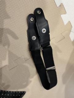 黒いスナップボタン付きベルト