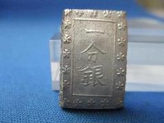 1円銀貨　明治16年 特年 希少　一圓銀貨　一円銀貨　銀貨古銭　本物 一圓（一円）銀貨の買取相場紹介！価値や種類・本物と偽物の