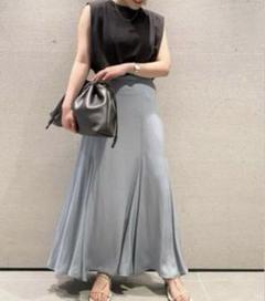 Mila Owen フレアロングスカート サテンスカート　グレー　Mのサムネイル