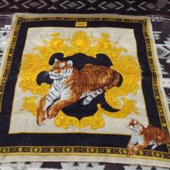 VERSACE ベルサーチ　ハンカチ Versace ヴェルサーチ シルク ハンカチ ロゴ 黒 ゴールド - メルカリ