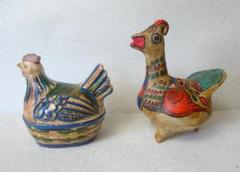 メキシコの民芸伝承芸術品で、手招きの陶器製の鳥と鶏の貯金箱です。のサムネイル