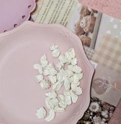 ホワイトクリーム装飾品約30個入り