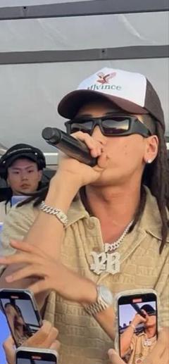 クリスタル装飾 シルバーブレスレットyellow bucks着用