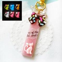 いちごチョコ 蓄光のネコさん カラフルリボン スティック レジン