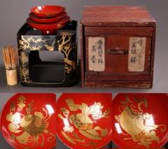 時代木製漆器 宝尽くし 朱塗三ッ組杯 鶴亀松竹梅 黒高台 金蒔絵 MA342 時代木製漆器 宝尽くし 朱塗三ッ組杯 鶴亀松竹梅 黒高台 金蒔絵