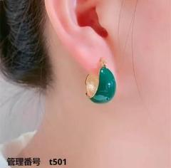 緑のフープピアス　グリーン　ヴィンテージ　かわいい　スタイリッシュ