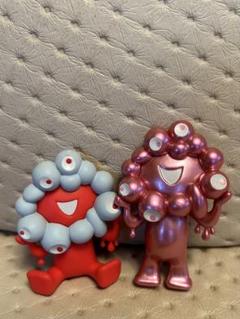 ミャクミャク　レアピンク&お座りフィギュア2体セット ミャクミャク レアピンク&お座りフィギュア2体セット - メルカリ