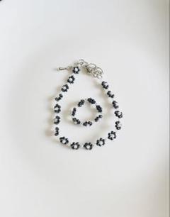 ビーズ リング ブレスレット ハンドメイド フラワーモチーフ 黒 白2個セット