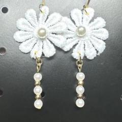 刺繍　花　フラワー　白　ホワイト　パール　ゴールド　ハンドメイド　新品　ピアス