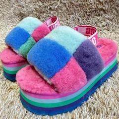 【美品】UGG サンダル ボワ マルチカラー ピンク ボア 厚底 レディース