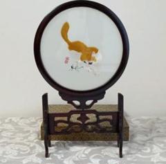 れ*い様 【極上工芸】中国蘇州 両面刺繍 猫とカマキリ 紫檀台付 衝立 高さ74 多幸屋 雑貨店 中国工芸品・民芸品・飾り物・切絵等の販売・卸売り