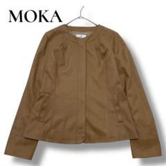 MOKA フルジップノーカラージャケット　長袖　袖スリット　ブラウン　タック入り