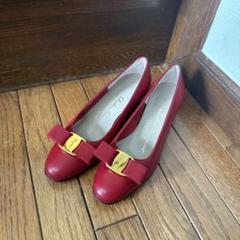 良品❤フェラガモ【Ferragamo】ヴァラ ローヒール パンプス 赤 2025年最新】ferragamoパンプス赤の人気アイテム - メルカリ