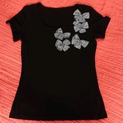 リボンつき黒Tシャツ