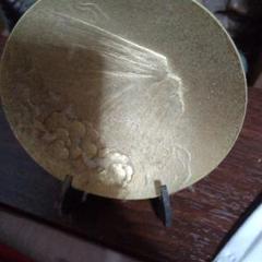 金色の漆器皿 雲と顔の彫刻付き 金色の漆器皿 雲と顔の彫刻付き - メルカリ