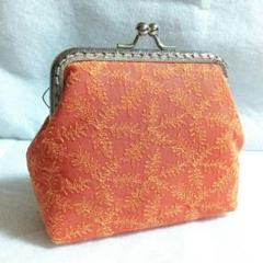 ハンドメイド　がま口ポーチ　小物入れ　刺繍葉っぱ