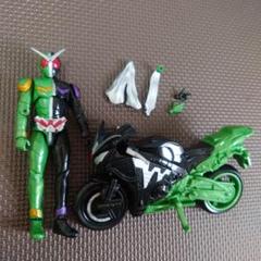 街を駆け抜ける「仮面ライダーW サイクロンジョーカー」を