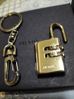 新品☆PRADA(プラダ)キーホルダー Black - メルカリ 新品☆PRADA(プラダ)キーホルダー Black - メルカリ