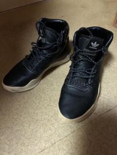 adidasハイカットスニーカー。
