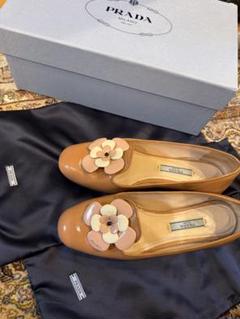 PRADA 花モチーフ ベージュミュール 箱付き　ヴィンテージ PRADA ピンクベージュ ローファー 花モチーフ付き - メルカリ