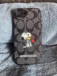 iPhone16eスマホカバー COACH スヌーピー