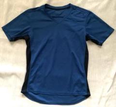 青のVネックTシャツ