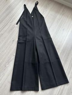 美品♪ ADORE アドーア 黒 サロペット Vネック 調整可能ストラップ 美品♪ ADORE アドーア 黒 サロペット Vネック 調整可能ストラップ