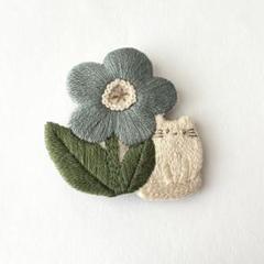 《花と子猫》手刺繍ブローチ╱blue