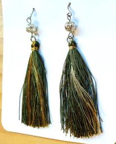 Z6-1 タッセルピアス＊グリーン系＊シルバー金具／ハンドメイド