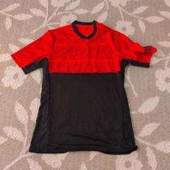 新品 adidas Sサイズ 赤と黒の半袖シャツ