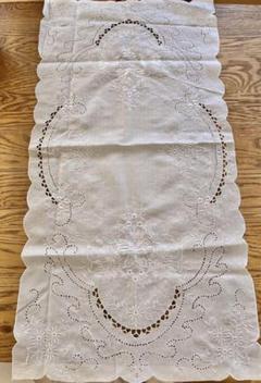 上品なホワイト刺繍／クラシカルな雰囲気が魅力