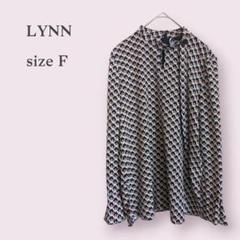 【LYNN】リボン付ブラウス　総柄　袖プリーツ　デコルテスリット　おしゃれ　韓国