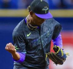 【未使用】MLB タンパベイ・レイズ　フィットネス薄着　フーディ　タグ付き。 未使用】MLB タンパベイ・レイズ フィットネス薄着 フーディ