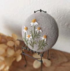カモミール*°手刺繍ブローチ 38mm