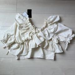 フリル付きアイボリーカジュアルトップス